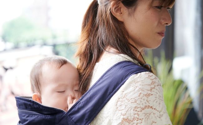 赤ちゃんを背負うママ