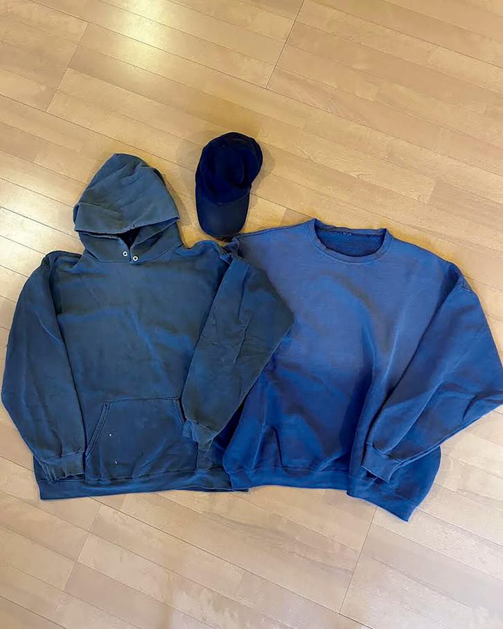 黒フーディ、キャップ、紺のスエット