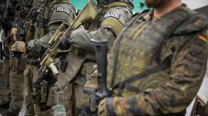 EUROドイツ戦、特殊部隊が緊急出動していた！スタジアム潜入のマスク男を高さ40メートルで逮捕