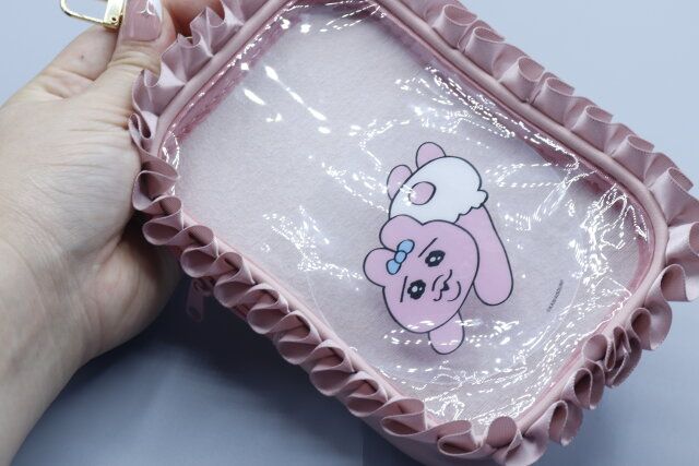 ダイソーのフリル付スクエアバッグチャームポーチ4