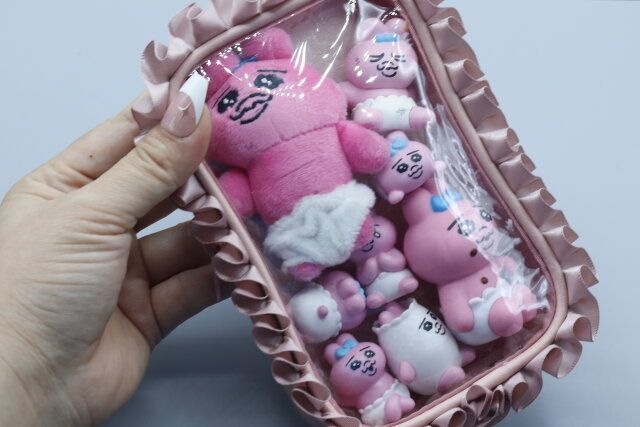 ダイソーのフリル付スクエアバッグチャームポーチ5