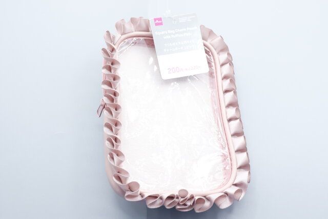 ダイソーのフリル付スクエアバッグチャームポーチのパッケージ