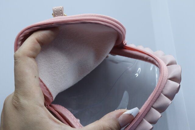 ダイソーのフリル付スクエアバッグチャームポーチ2