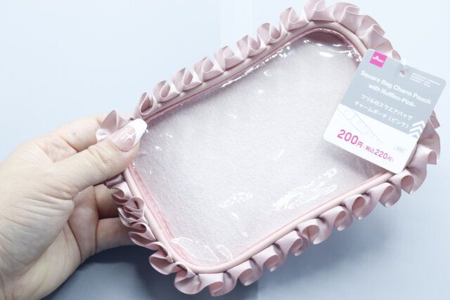 ダイソーのフリル付スクエアバッグチャームポーチ1