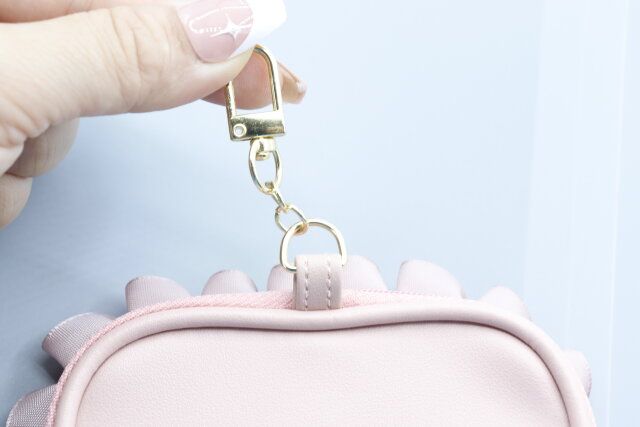 ダイソーのフリル付スクエアバッグチャームポーチ3