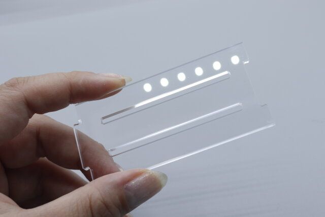 セリアのクリアなアクリルスタンド用ジョイントスタンド 2P 長方形