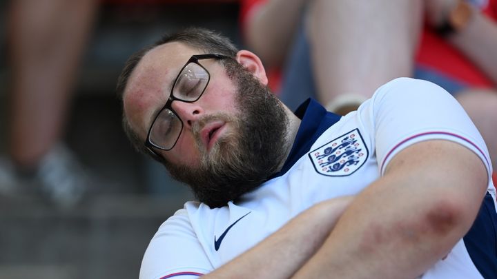 EUROイングランド戦中にスタンドで寝る！？バズった32歳ファンが否定 「あれはキックオフ2時間半前」