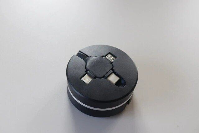 ダイソー 3in1リール式ケーブル