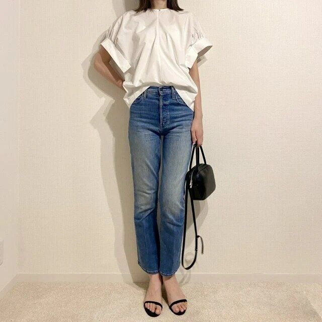白ブラウスとデニムの夏コーデ