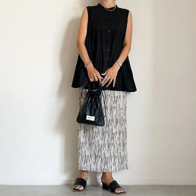 黒のノースリーブブラウスと柄タイトスカートのモノトーンコーデ