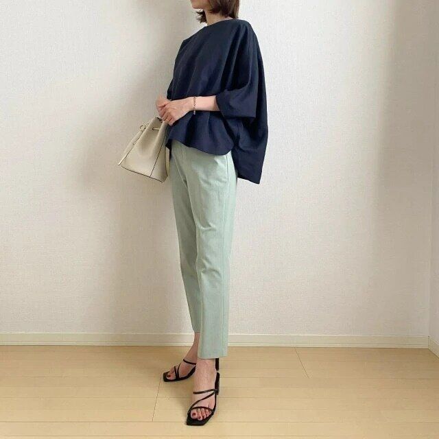 ネイビーブラウスときれいめパンツのコーデ