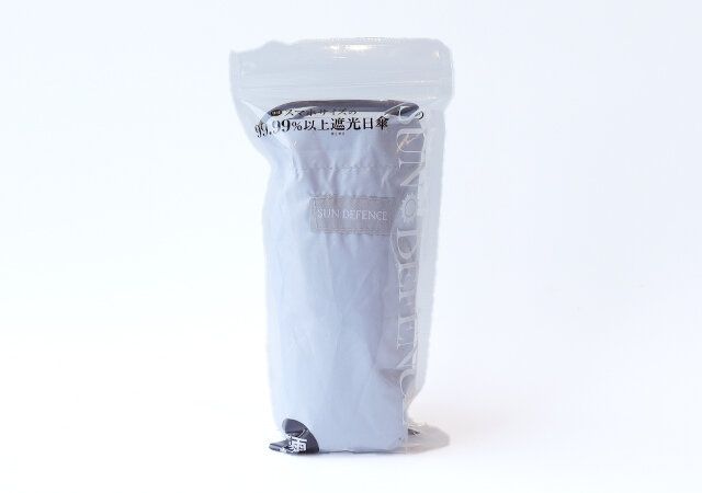 宝島社のSUN DEFENCEのほぼスマホサイズの99.99％以上遮光日傘付録1