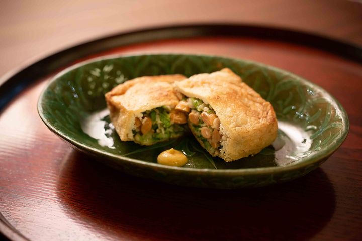 油揚げに詰めて焼くだけの“オクラと納豆の焼き揚げ”
