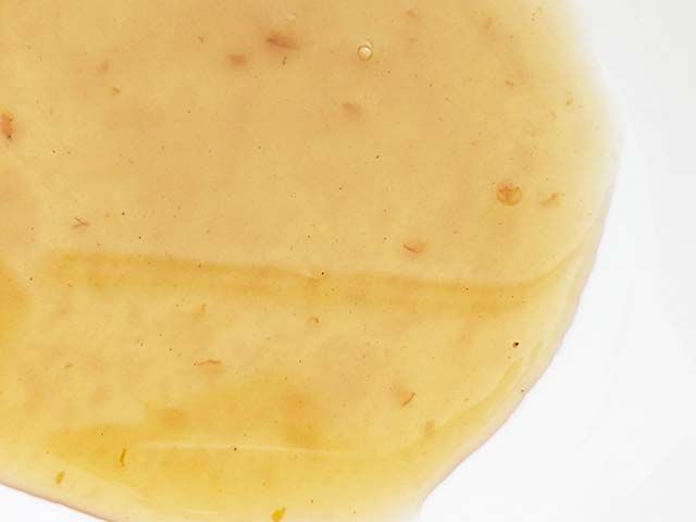 業務スーパー「ゆず冷麺」の袋の中に入っている別添えスープを丼に出した様子