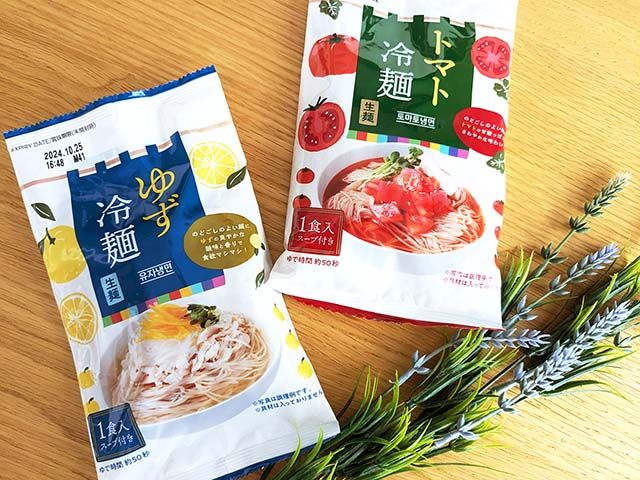 業務スーパー「ゆず冷麺」と「トマト冷麺」がテーブルに並んでいる様子