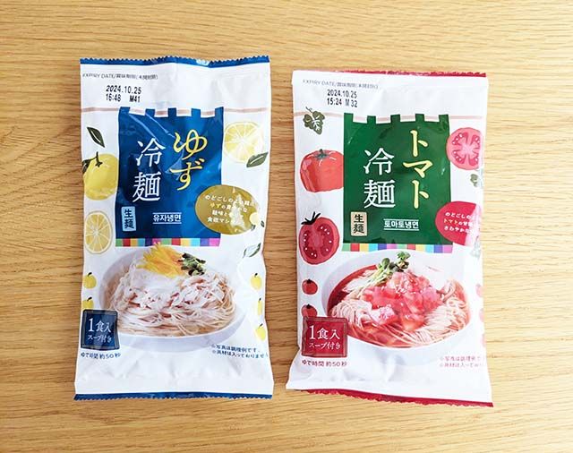 業務スーパー「ゆず冷麺」と「トマト冷麺」がテーブルに並んでいる様子