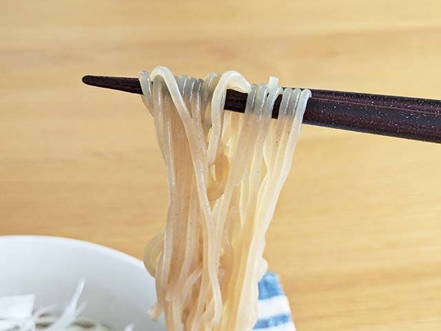 業務スーパー「ゆず冷麺」の麺をお箸で持ち上げている様子