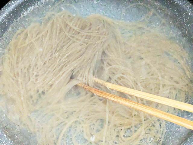 業務スーパー「ゆず冷麺」の麺を茹でている様子