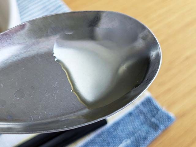 業務スーパー「ゆず冷麺」のスープをレンゲですくってい様子