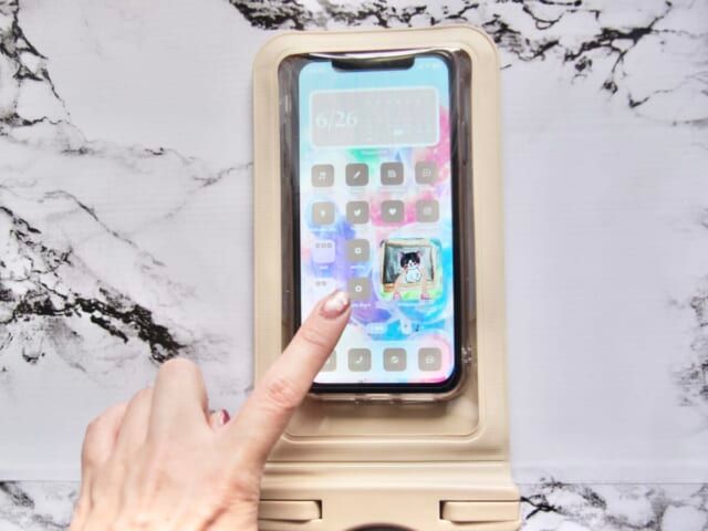 3COINS ポーチ付き防滴スマホケース 便利ポイント