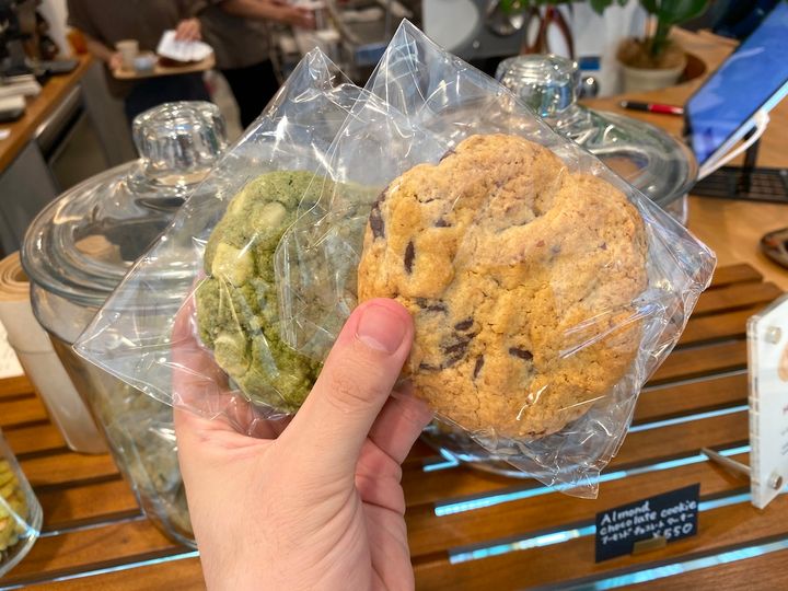 写真左から「マカダミア抹茶クッキー」580円、「アーモンドチョコレートクッキー」550円