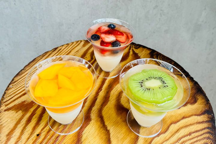 （写真奥から時計回りに）「パンナコッタ ベリー」000円、「パンナコッタ キウイ」000円、「パンナコッタ マンゴー」000円