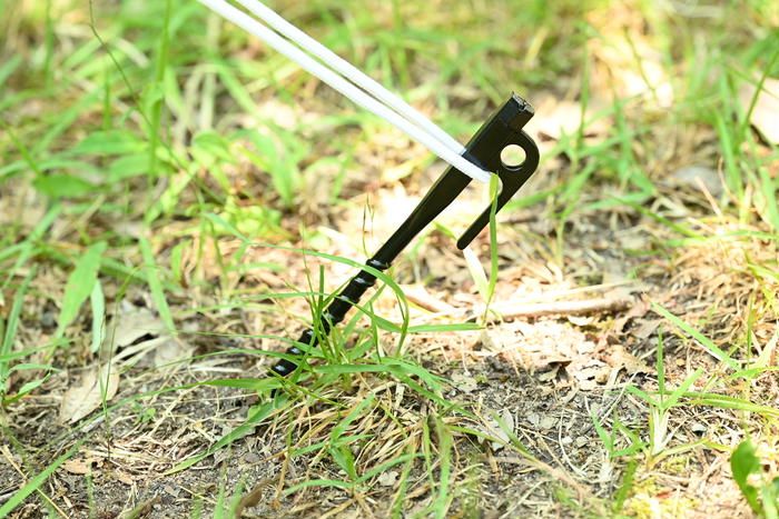 ワークマン電動ドライバー対応スクリューペグを使用している様子