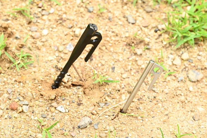 地面に打ち込んだチタン合金ペグと電動ドライバー対応スクリューペグ