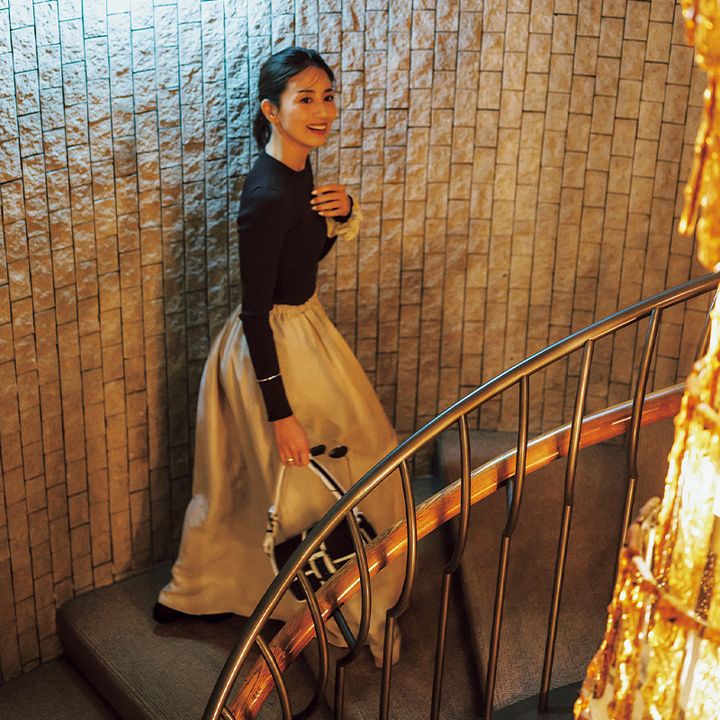 黒のスウィムトップスとふんわりスカートを合わせたお出かけコーデ