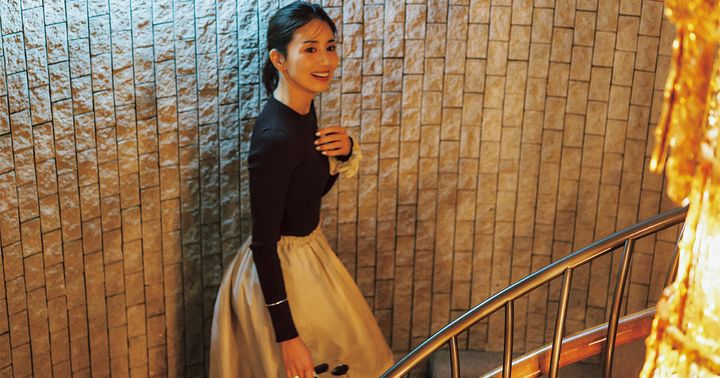 黒のスウィムトップスとふんわりスカートを合わせたお出かけコーデ