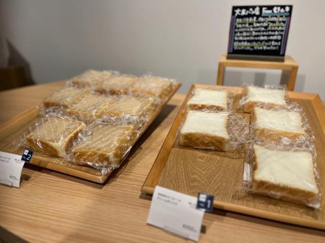 店頭に並べられているパン