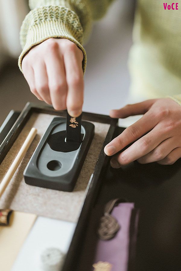 「ゆっくり円を描くように墨をすります」