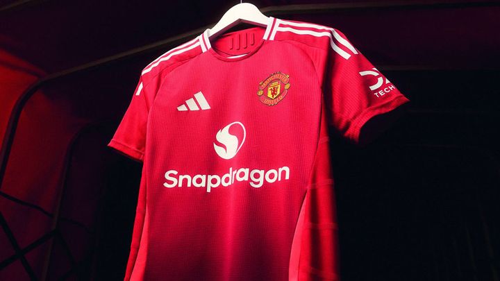 胸ロゴを“スナドラ”に変更！マンチェスター・ユナイテッド、2024-25新ユニフォーム発表 「50年代の赤」を再現
