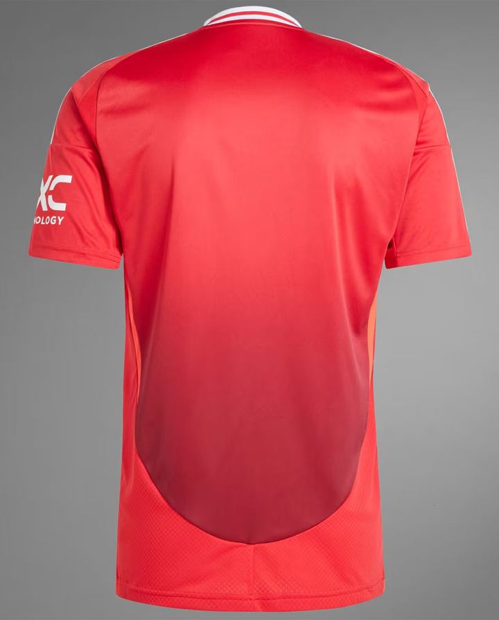 胸ロゴを“スナドラ”に変更！マンチェスター・ユナイテッド、2024-25新ユニフォーム発表 「50年代の赤」を再現