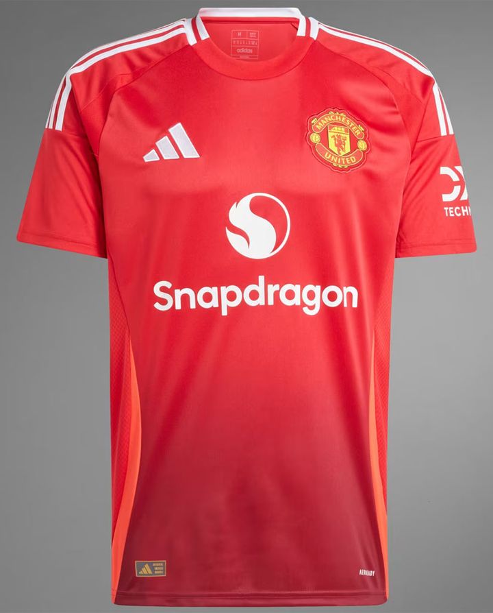 胸ロゴを“スナドラ”に変更！マンチェスター・ユナイテッド、2024-25新ユニフォーム発表 「50年代の赤」を再現