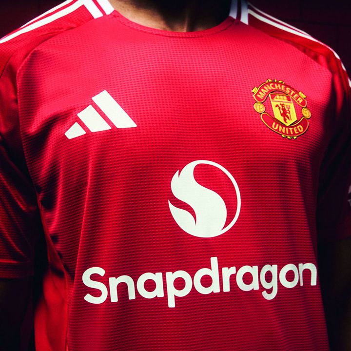 胸ロゴを“スナドラ”に変更！マンチェスター・ユナイテッド、2024-25新ユニフォーム発表 「50年代の赤」を再現