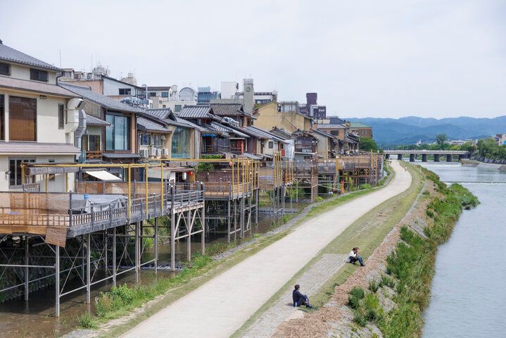 京都・鴨川納涼床で、炭焼トーストサンド＆野菜たっぷりモーニング
