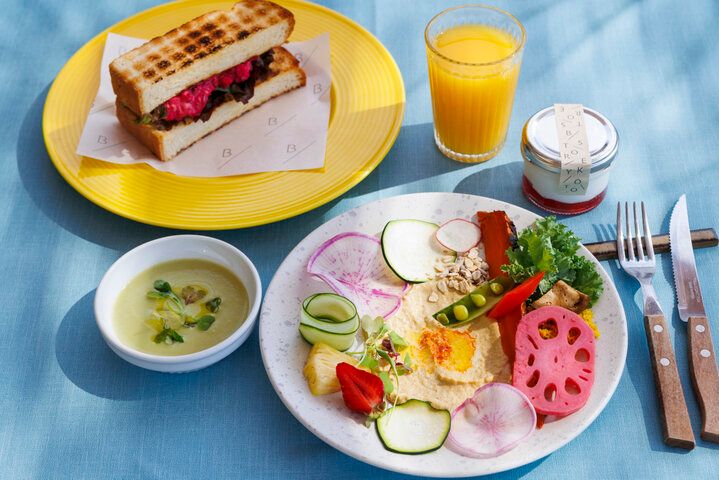 京都・鴨川納涼床で、炭焼トーストサンド＆野菜たっぷりモーニング