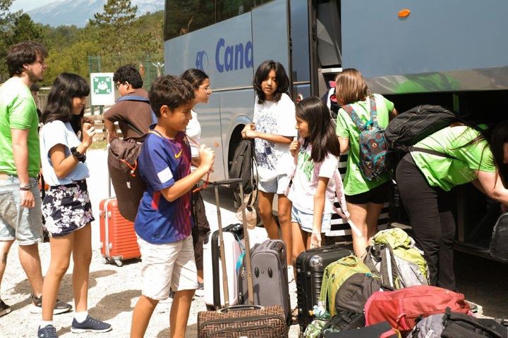 バスに乗り組む子どもたち
