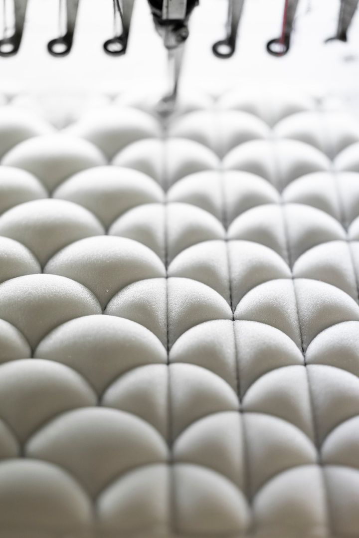 『ディーヴァ ドリーム』に着想を得た、銀杏の葉を想わせるパターン。