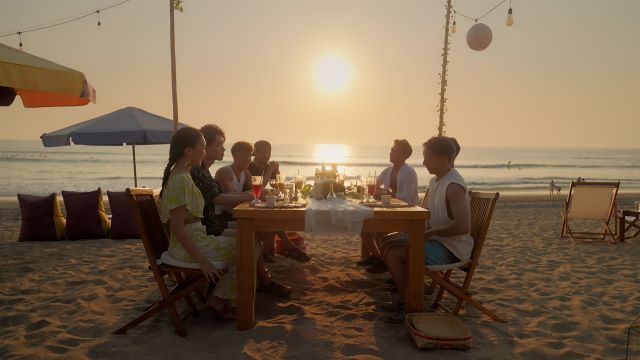 白砂のビーチにて、それぞれの恋愛観について語りあうひと時