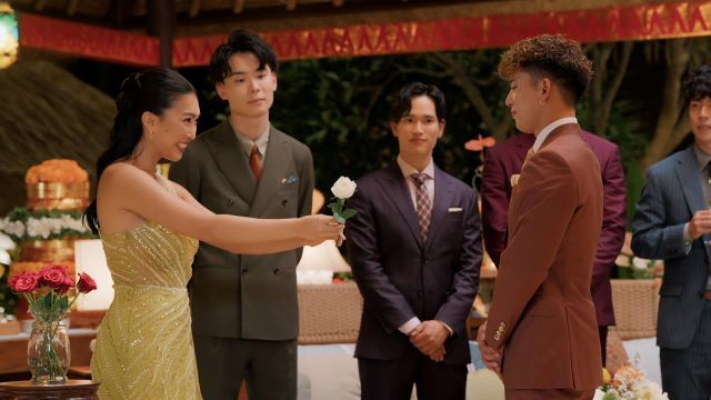 シリーズ初のホワイトローズを受け取る梅谷さん