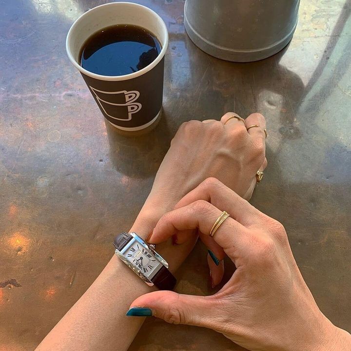 カルティエの時計を身に着けた女性