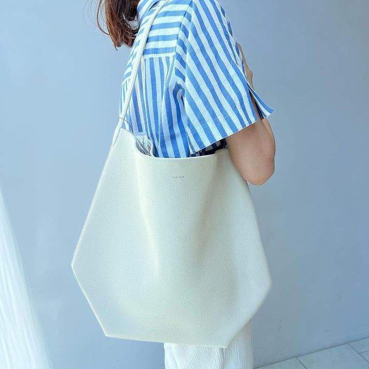 白いビッグバッグを使う女性