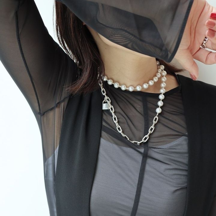 ティファニーのネックレスでおしゃれを楽しむ女性