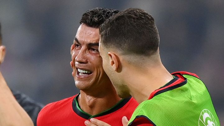 39歳ロナウド、EUROでPK失敗…試合中に号泣する