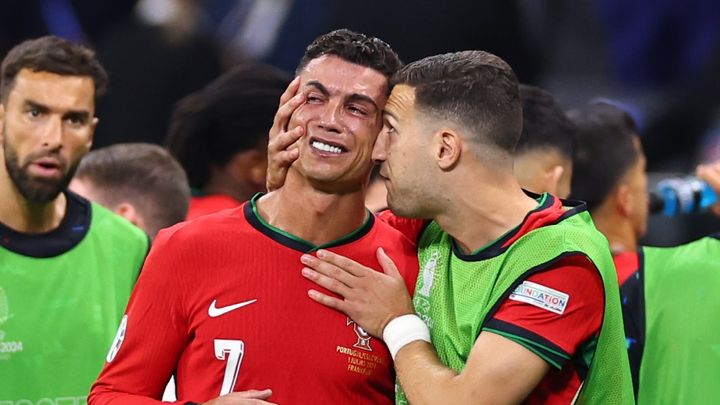 39歳ロナウド、EUROでPK失敗…試合中に号泣する