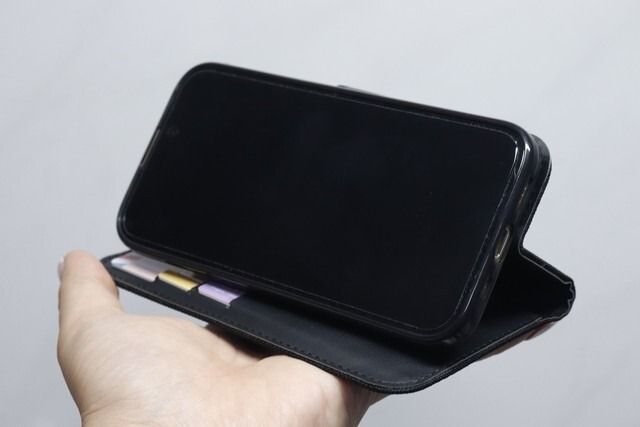 100均ダイソーのiPhone15スマホケース8