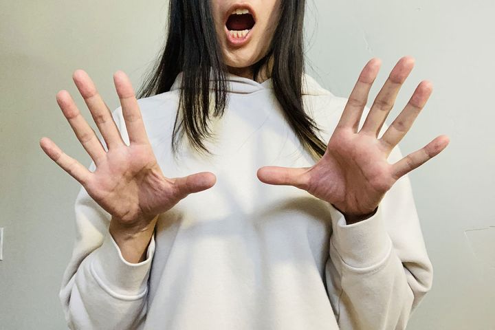 驚く女性のイメージ