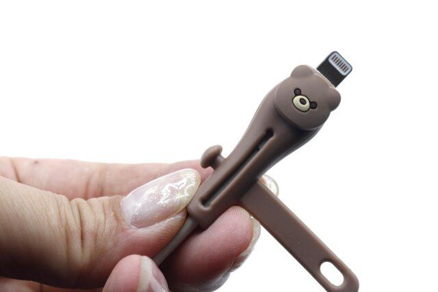 セリアのキュートなスマホケーブルカバークリップ クマ